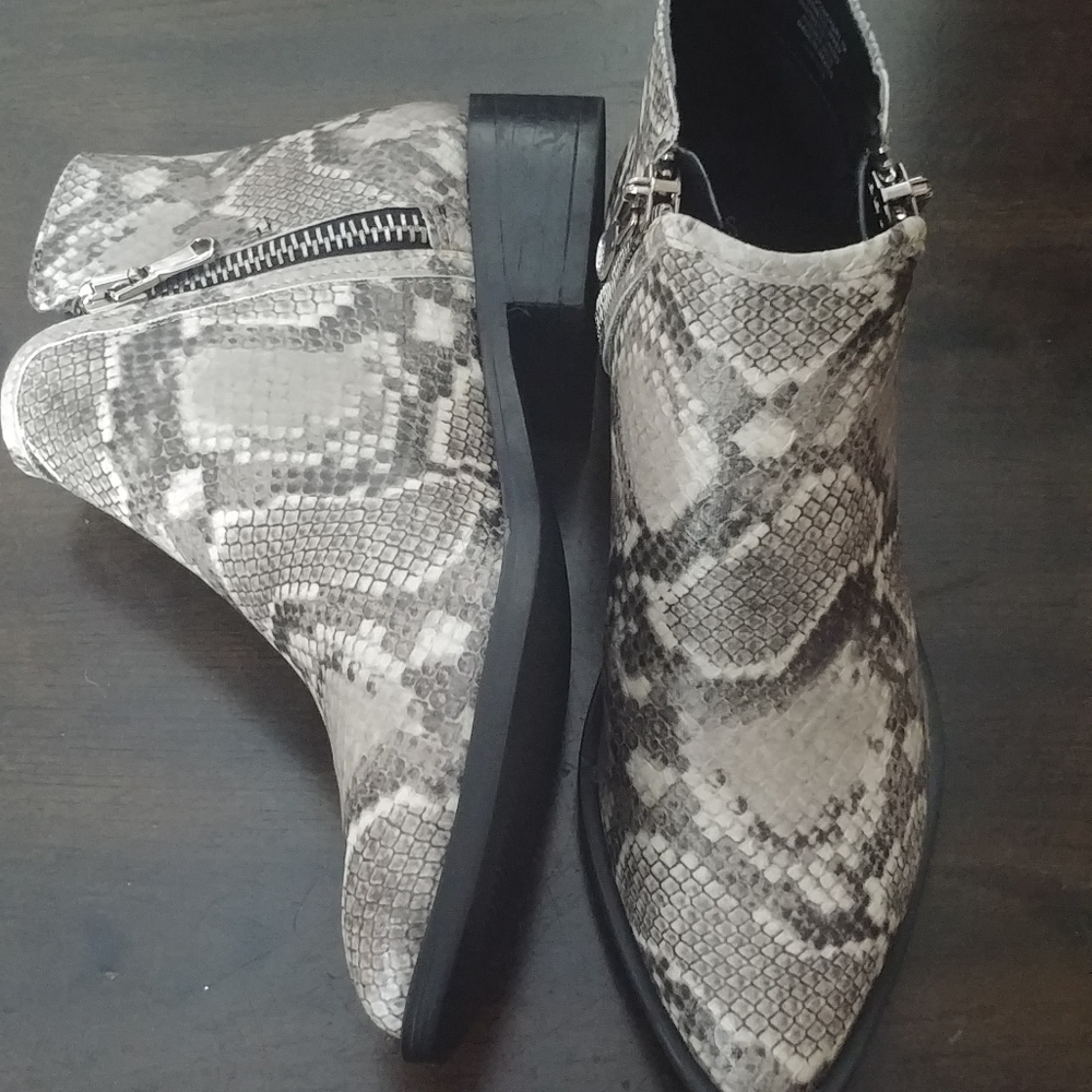 NEW 🌺 Steve Madden Snakeskin Ankle Booties